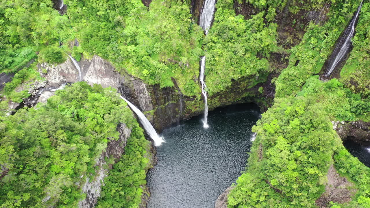 drone se eleva sobre las cascadas de takamaka en el río marsouins, isla de la reunión