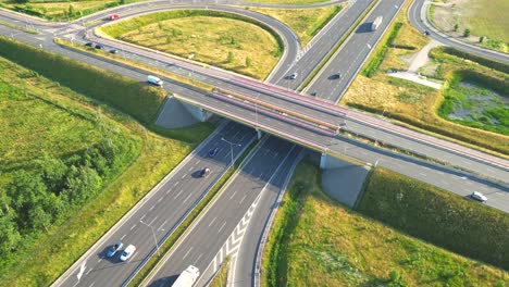 vista aérea de la encrucijada de transporte de la ciudad con el movimiento de automóviles, industria del transporte