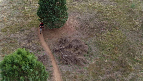 Dron-Rastreando-A-Una-Ciclista-De-Montaña-En-Australia