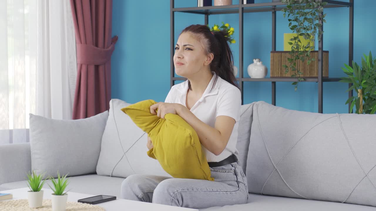 공격적이고 신경질적인 젊은 여성입니다.