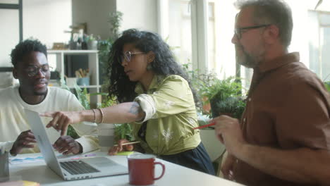 equipo de negocios discutiendo un proyecto en una computadora portátil