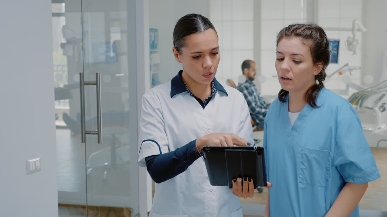 personal estomatológico analizando la tableta digital en la clínica de cuidado bucal