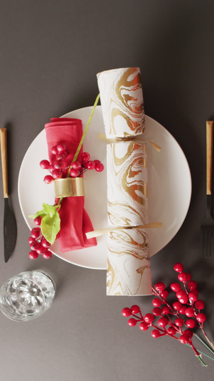 video vertical de la configuración del lugar de navidad y la decoración de galletas en fondo gris