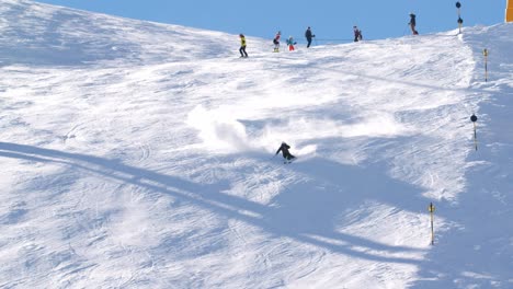 Professioneller-Skisportler-Beim-Skifahren-Auf-Einer-Steilen-Skipiste-In-Den-Alpen