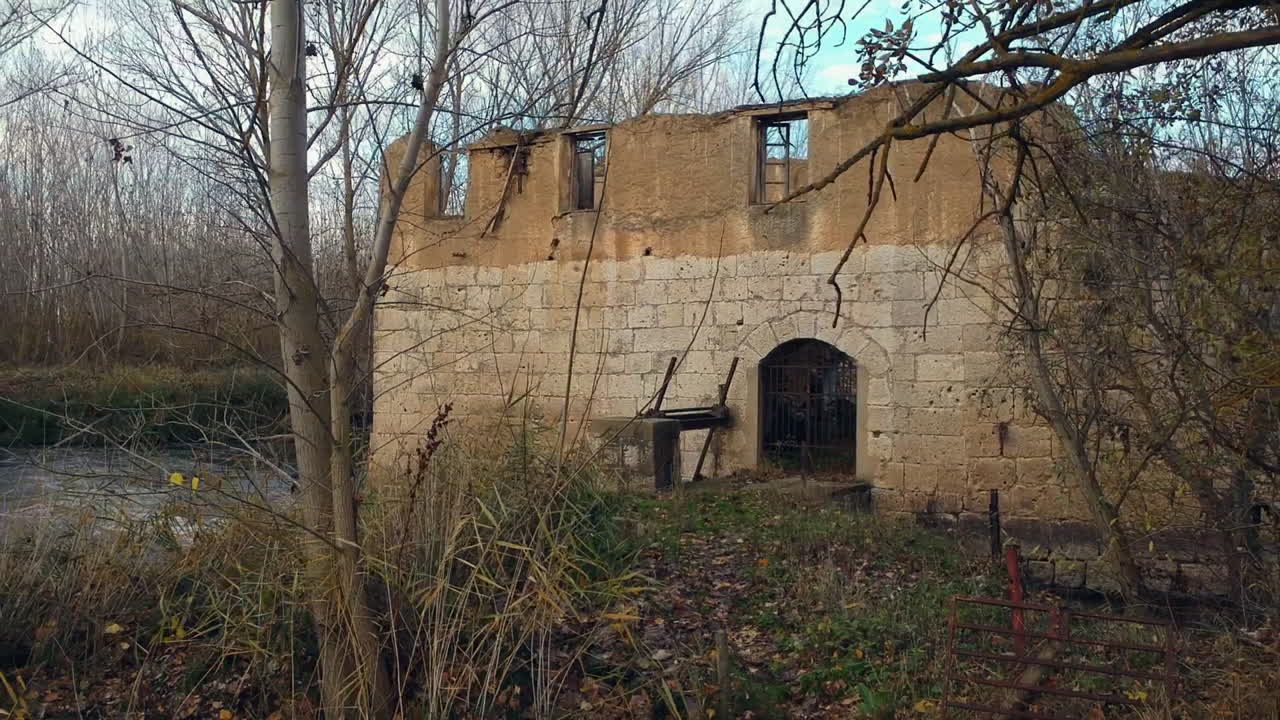 старая и заброшенная водяная мельница