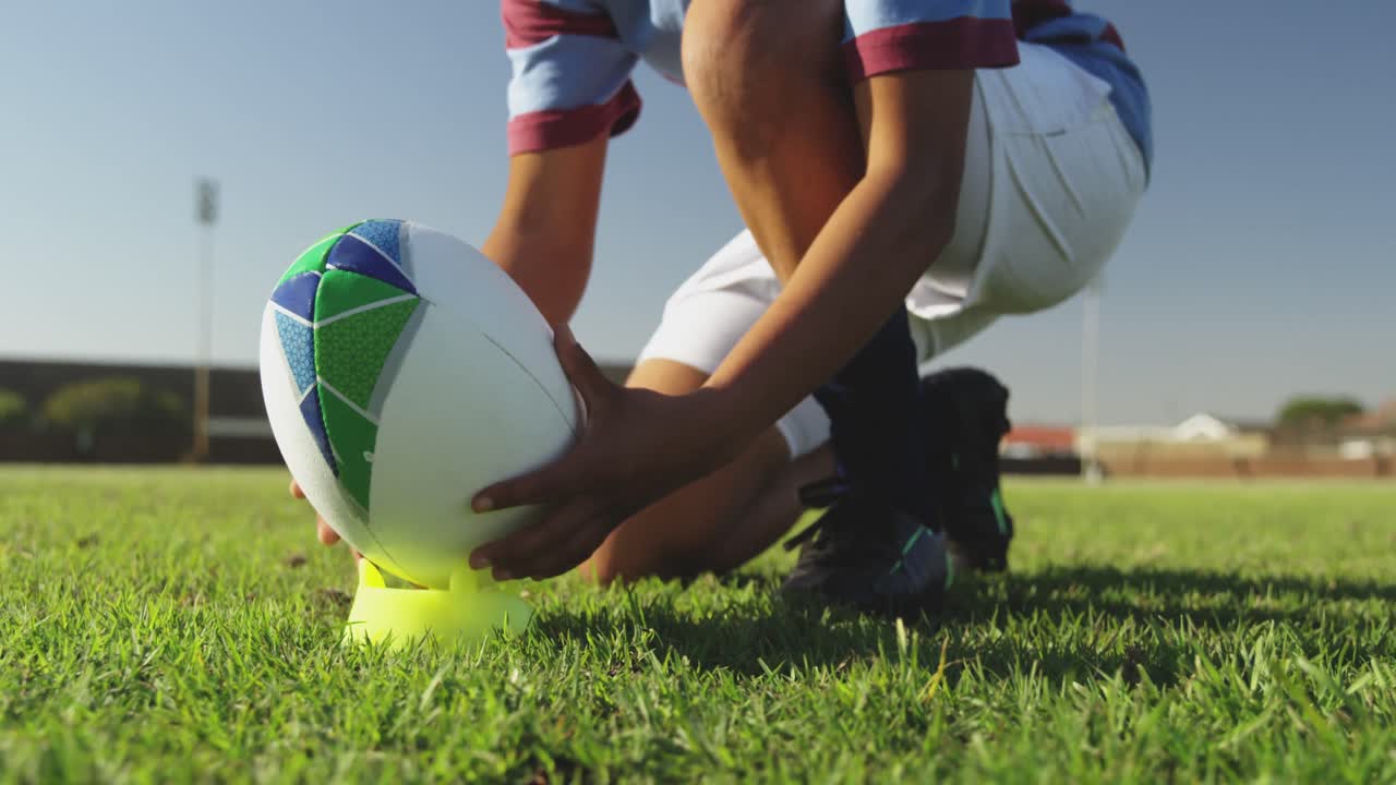 Giovane rugbista adulta su un campo da rugby