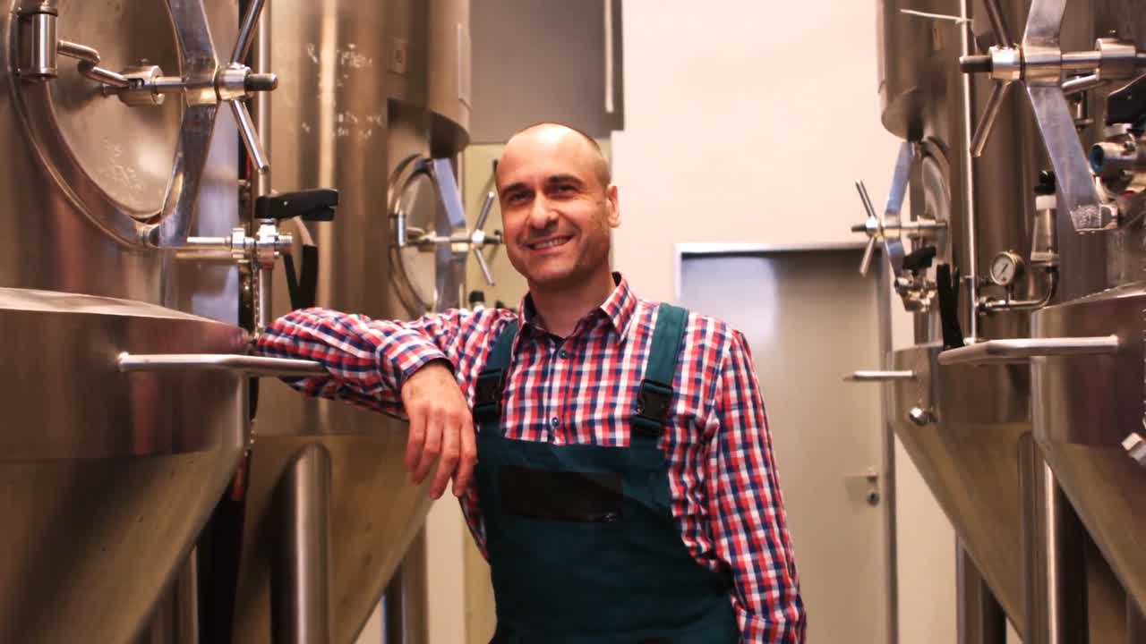 portret van een brouwer die in een brouwerij staat