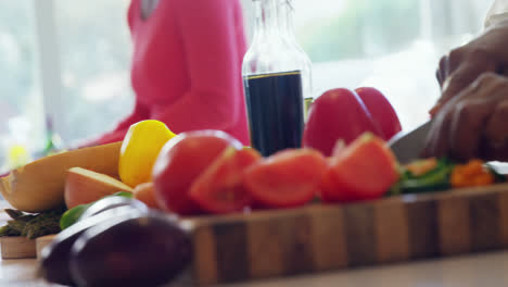 Mutter-Und-Tochter-Bereiten-Eine-Mahlzeit-In-Der-Küche-Zu-4k