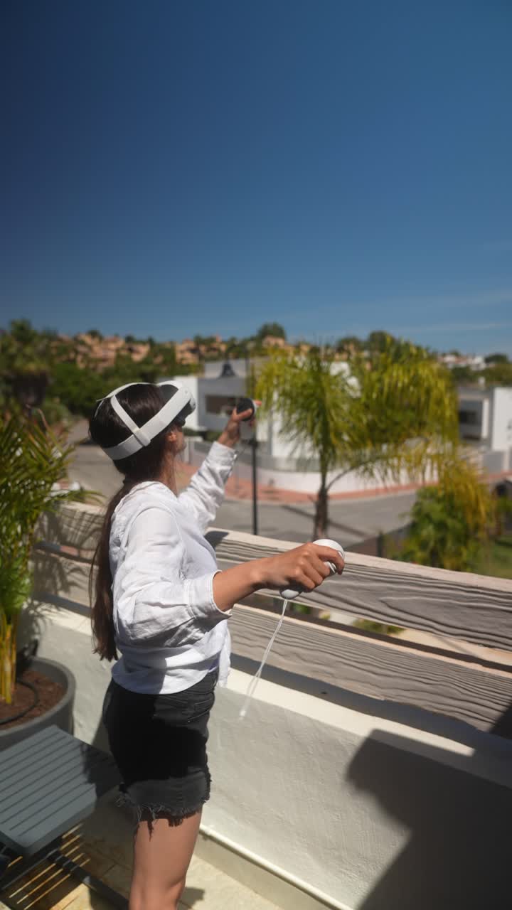 mujer usando auriculares vr en un balcón