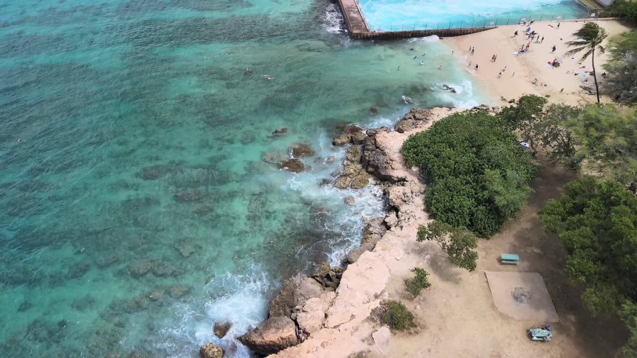 vista aérea de una playa popular junto a una central eléctrica en oahu hawaii