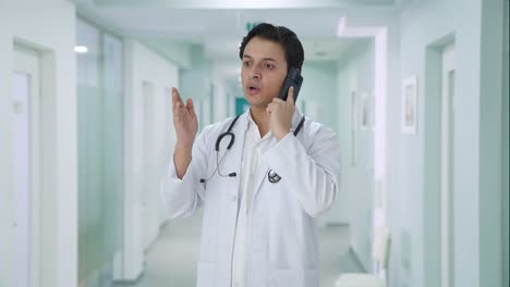 Médico-Indio-Hablando-Por-Teléfono