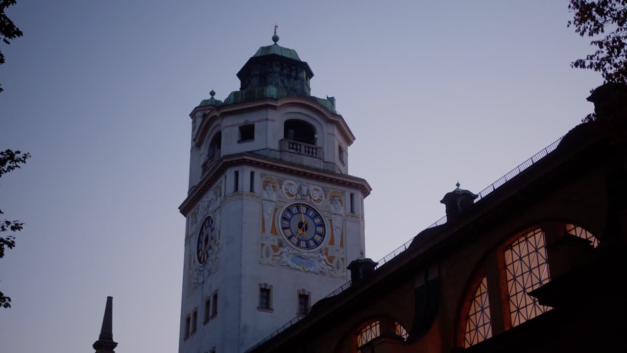 torre gótica épica munich alemania 4k