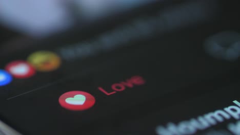 interacciones en las redes sociales en una pantalla de teléfono inteligente