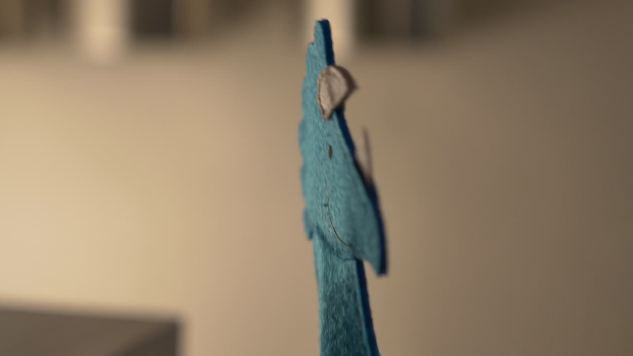 파란색 트리케라톱스 손가락 인형이 프레임 안팎으로 걸어옵니다.