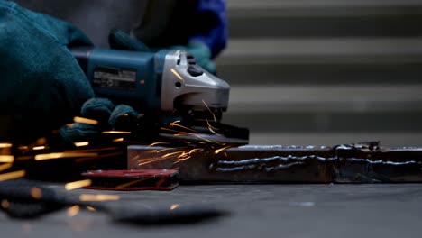 Female-welder-using-grinder-in-workshop-4k