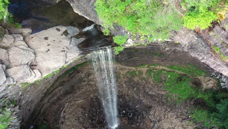 Vista-Aérea-Cinematográfica,-Acantilado-Y-Cascada-De-Arroyo-En-El-Desierto-De-La-Selva-Tropical-Verde