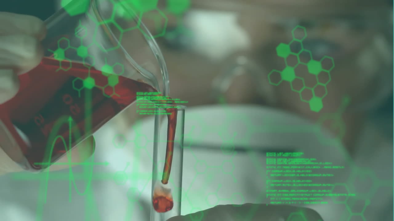 animación de procesamiento de datos y fórmula química sobre científica caucásica con vaso