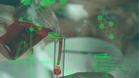 animación de procesamiento de datos y fórmula química sobre científica caucásica con vaso