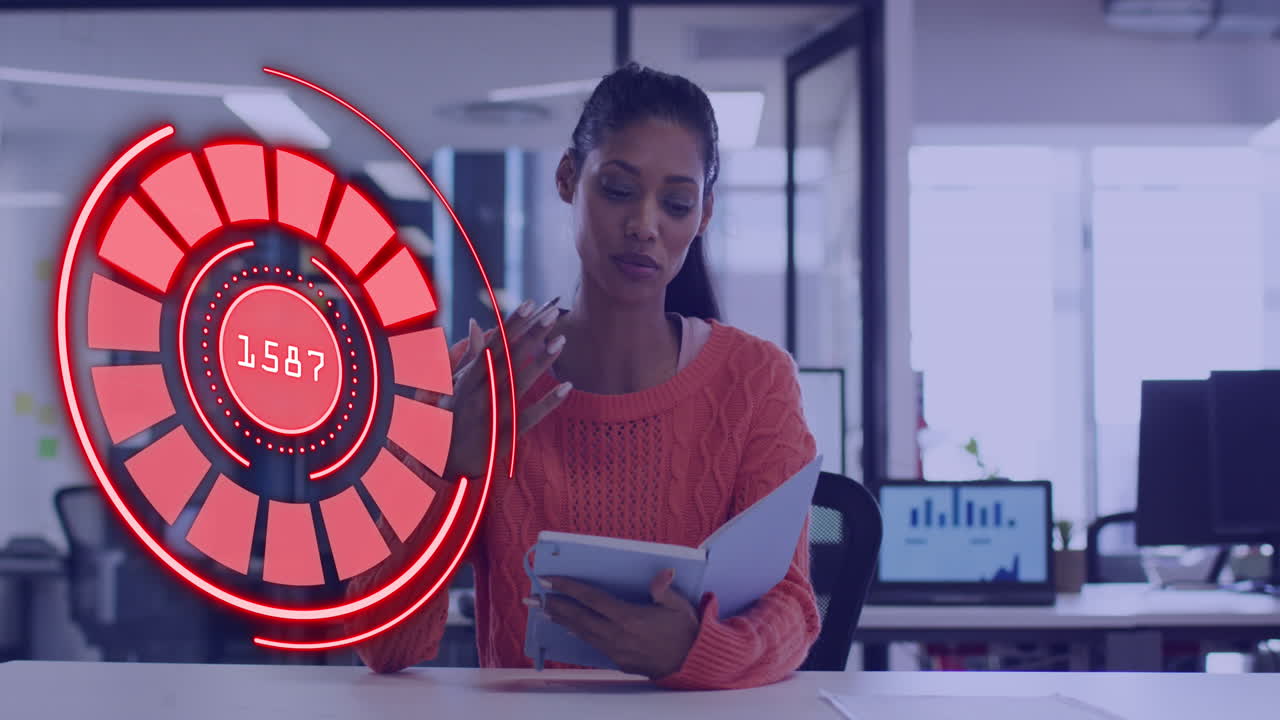 animación del procesamiento de datos de alcance rojo sobre una mujer de negocios biracial en la oficina