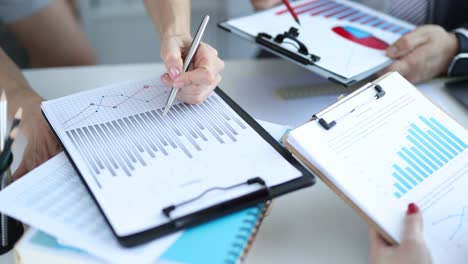 equipo de negocios discutiendo la estrategia de análisis de marketing