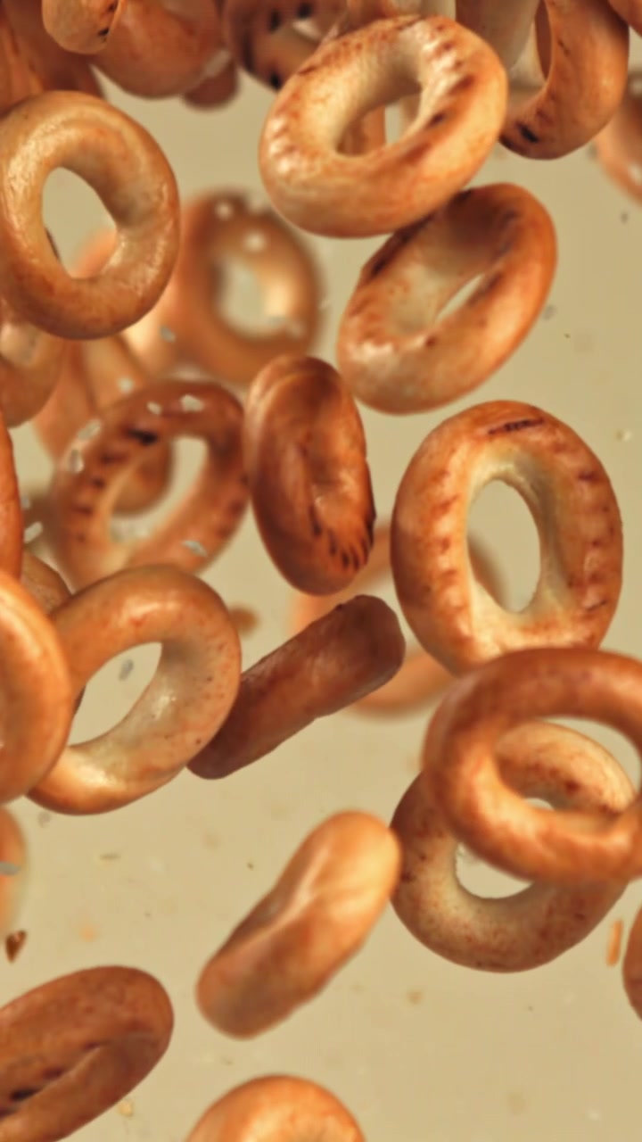 Ralenti de bagels dorés tombant