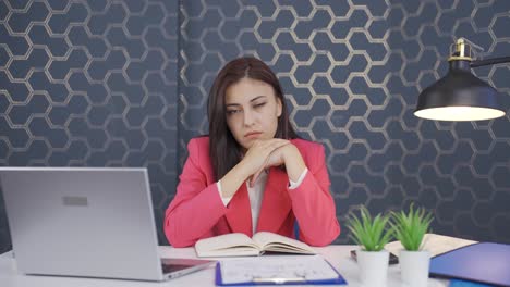 una joven mujer de negocios reflexiva y calculadora.