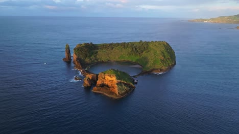 Vila-Franca-Do-Campo,-Eine-Einsame-Insel,-Schwimmt-Zwischen-Dem-Meerwasser-Auf-Den-Azoren,-Portugal,-Luftaufnahme-Der-Umgebung