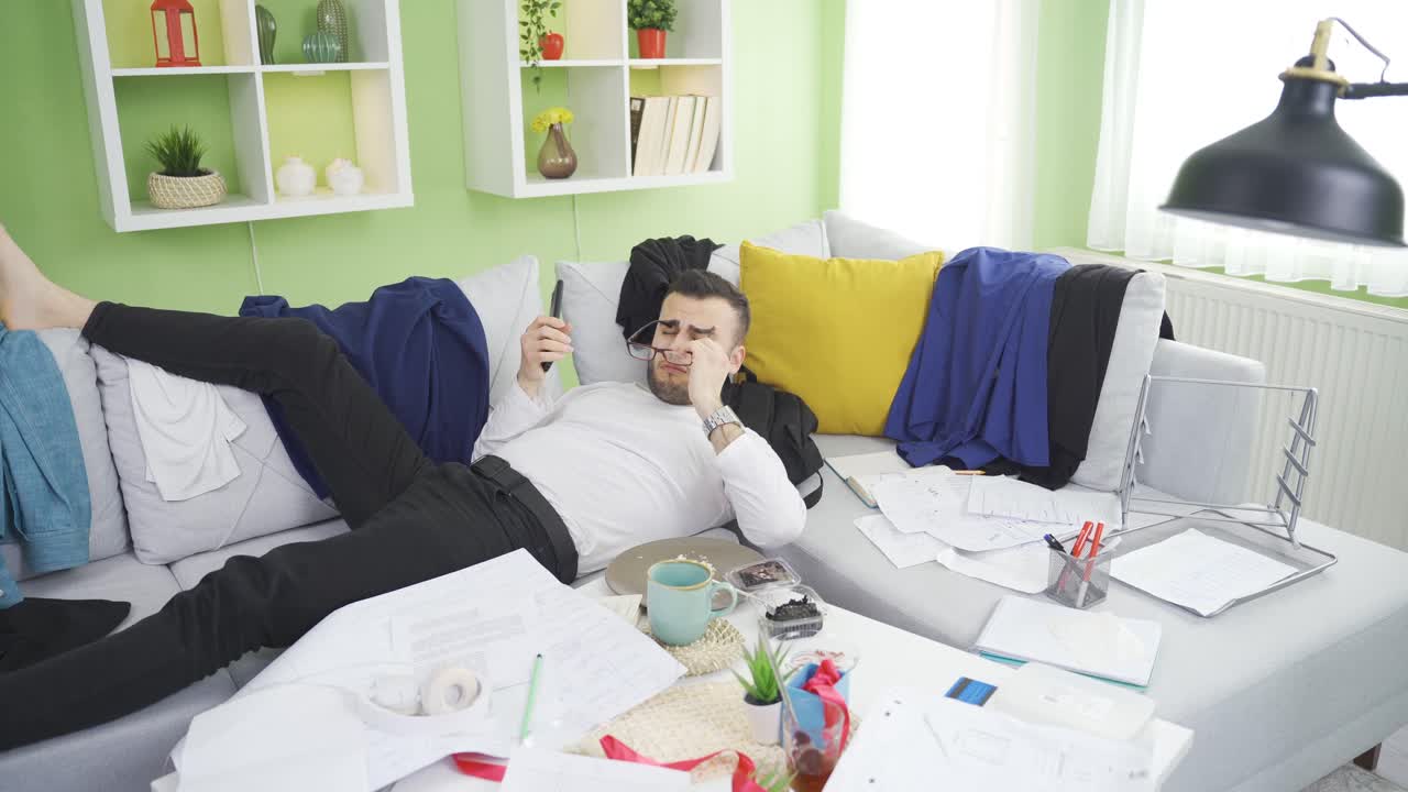 un estudiante con una vida desordenada y perezosa. casa de estudiantes.