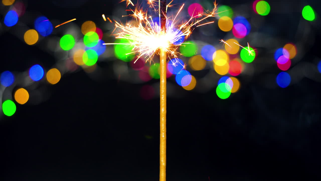 bengalas que emiten chispas y luz con un colorido fondo bokeh