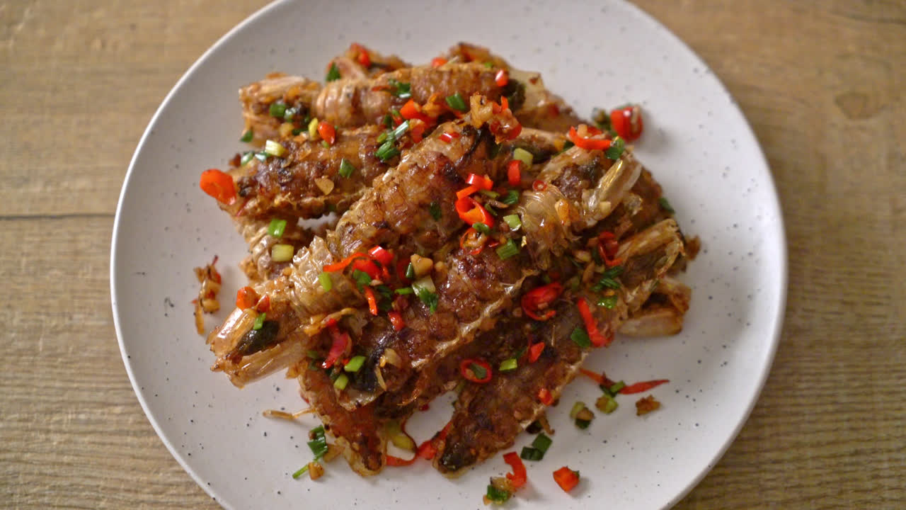 칠리와 소금을 곁들인 사마귀 새우 또는 가재 볶음 - 해산물 스타일