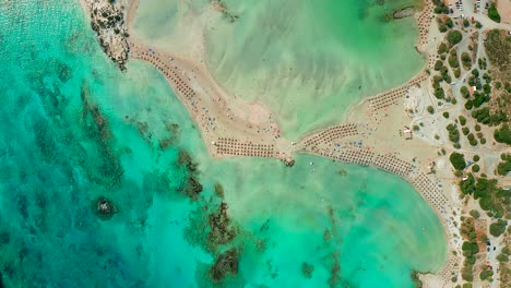 Vista-De-Arriba-Hacia-Abajo-Escénica-Playa-De-Elafonissi-Lagunas-Poco-Profundas-Turquesa-Y-Bancos-De-Arena,-Costa-De-Grecia