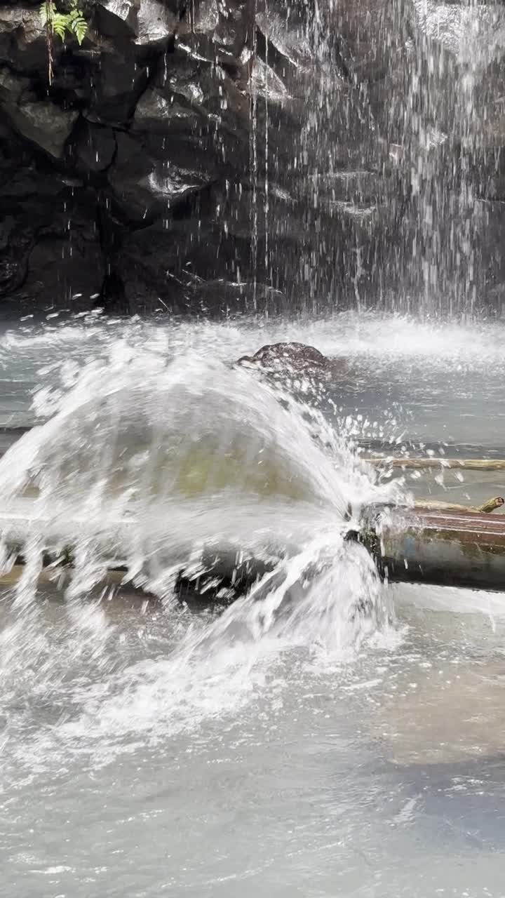 Acqua che sgorga da un tubo con cascata in un ruscello naturale
