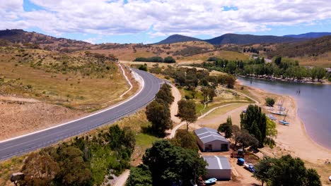 Paseo-Panorámico-Por-La-Ciudad-Junto-Al-Lago-De-Jindabyne-En-Nueva-Gales-Del-Sur,-Australia