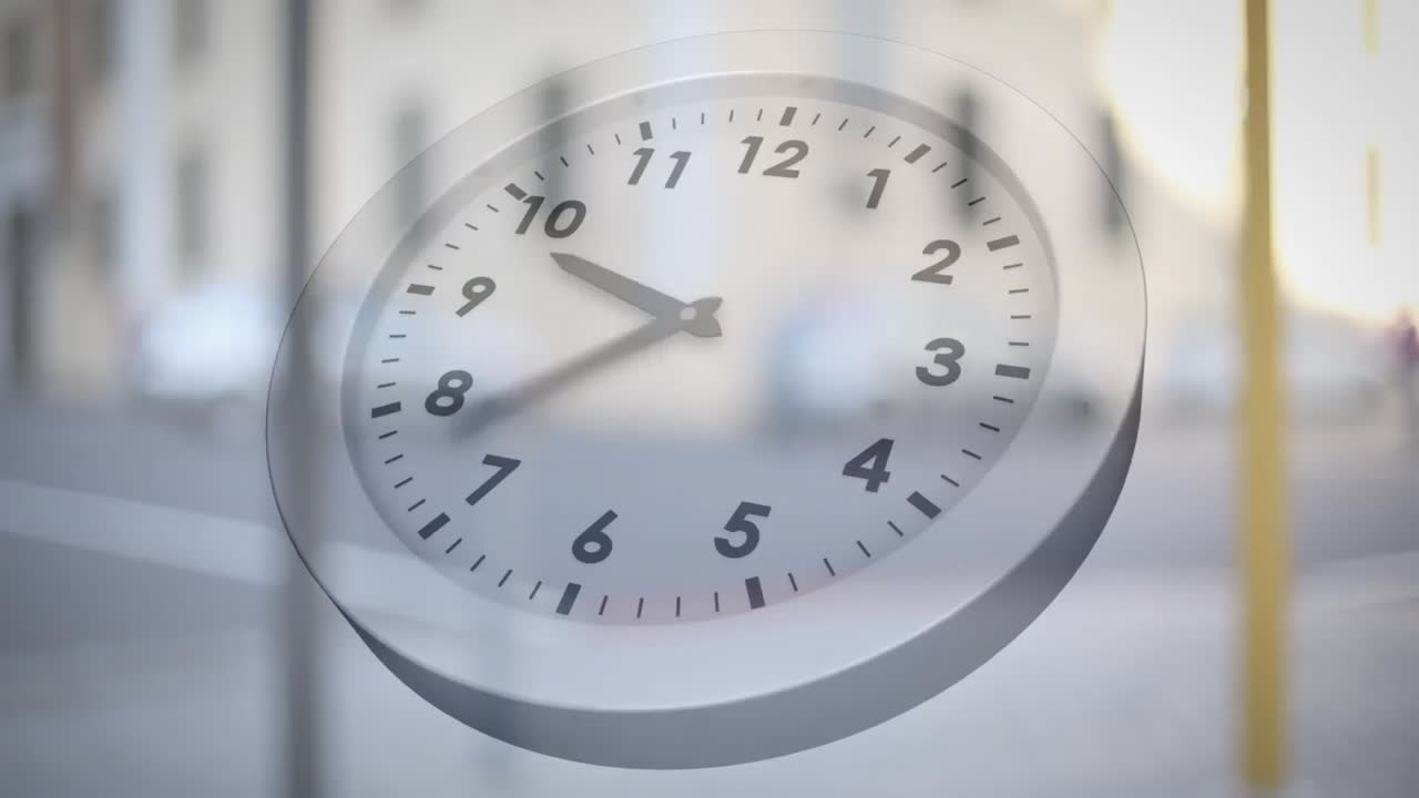 animación del reloj de tic-tac contra el lapso de tiempo del tráfico de la ciudad.
