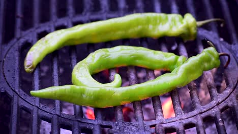 Grüne-Bananenpaprika-Auf-Dem-Außengrill,-Nahaufnahme-Mit-Flammen-Und-Rauch-Mit-Kopierraum