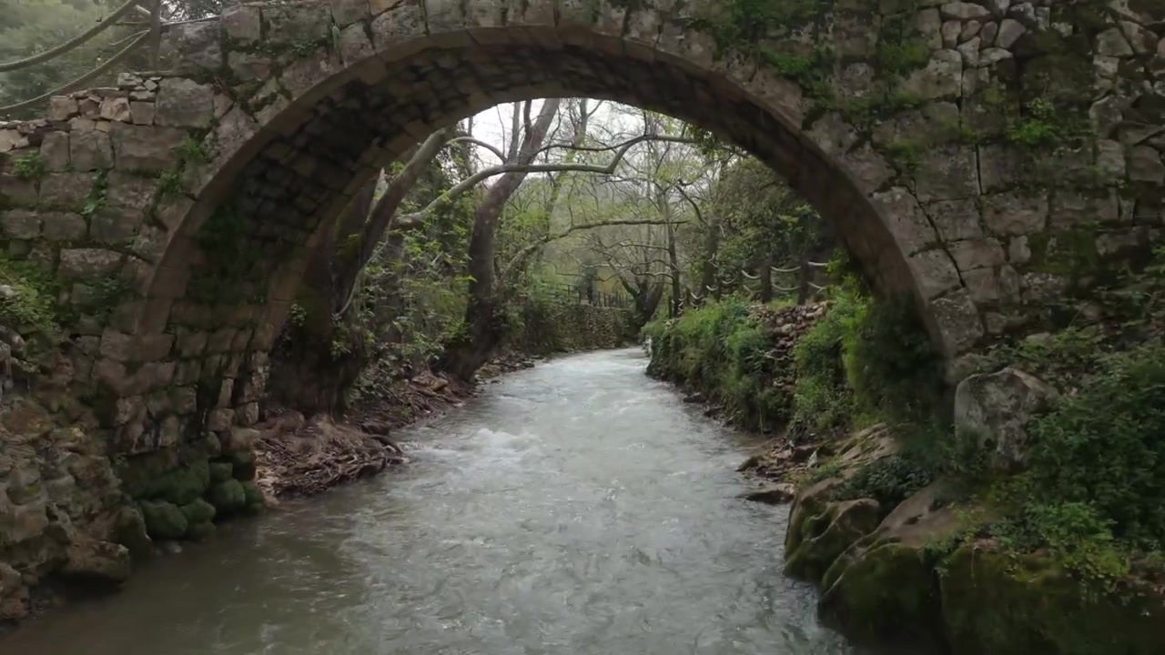 Riprese con drone che sorvolano il fiume di Kaftoun, Libano