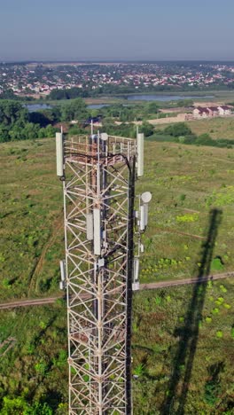 antenas de torre de telecomunicaciones y satélite transmite las señales de celular 5g 4g