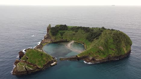 Vista-Aérea-De-Drones-De-La-Isla-Villa-Franca-Do-Campo-En-El-Mar-Atlántico