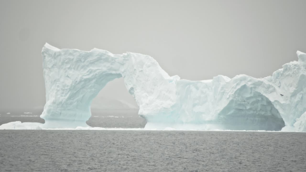 구 ⁇ 이 있는 놀라운 빙산과 남극의 매우 높은