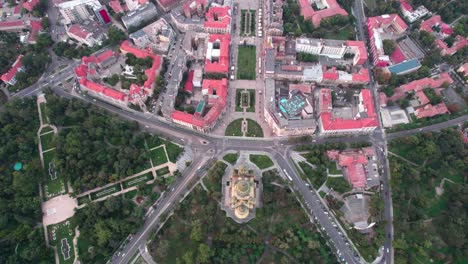 Descendiendo-Lentamente-En-La-Ciudad-Masiva