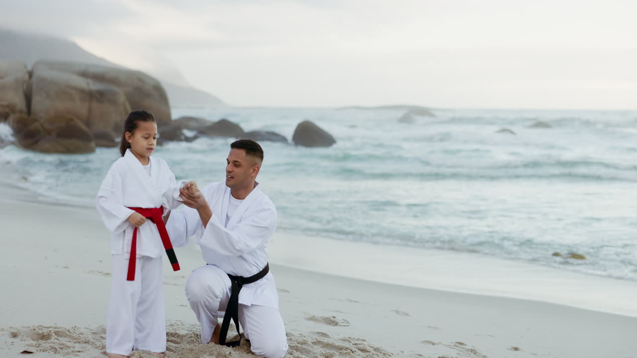 playa, deporte de karate o niño aprendiendo artes marciales
