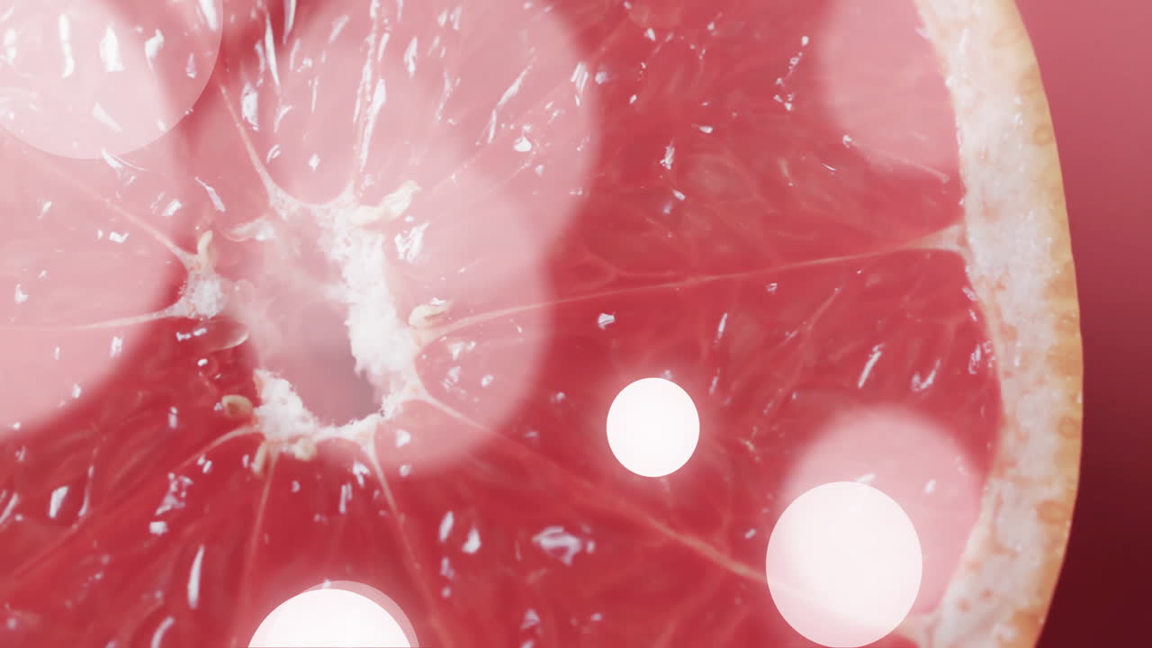 반으로 개진 그레이프프루트와 은 바탕에 밝은 반점이 있습니다.