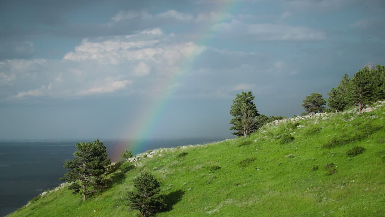 un arco iris que se forma sobre las colinas de boulder, colorado, ee.uu.