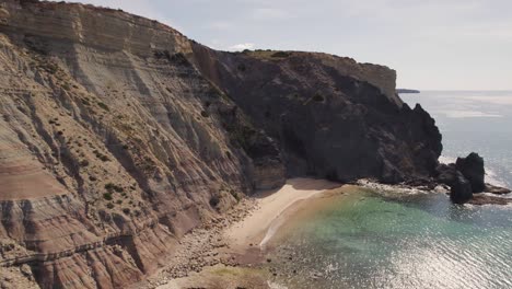 Playa-Vacía-A-Lo-Largo-De-La-Costa-Atlántica-Del-Algarve,-Agua-De-Mar-Cristalina