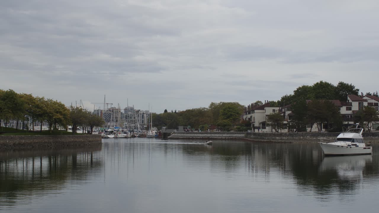 거짓 크릭 보트와 패들러 타임랩스