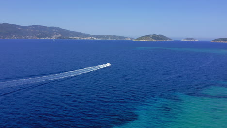 Aéreo:-Siguiendo-Un-Pequeño-Barco-Motorizado-Navegando-En-Mar-Azul-Abierto