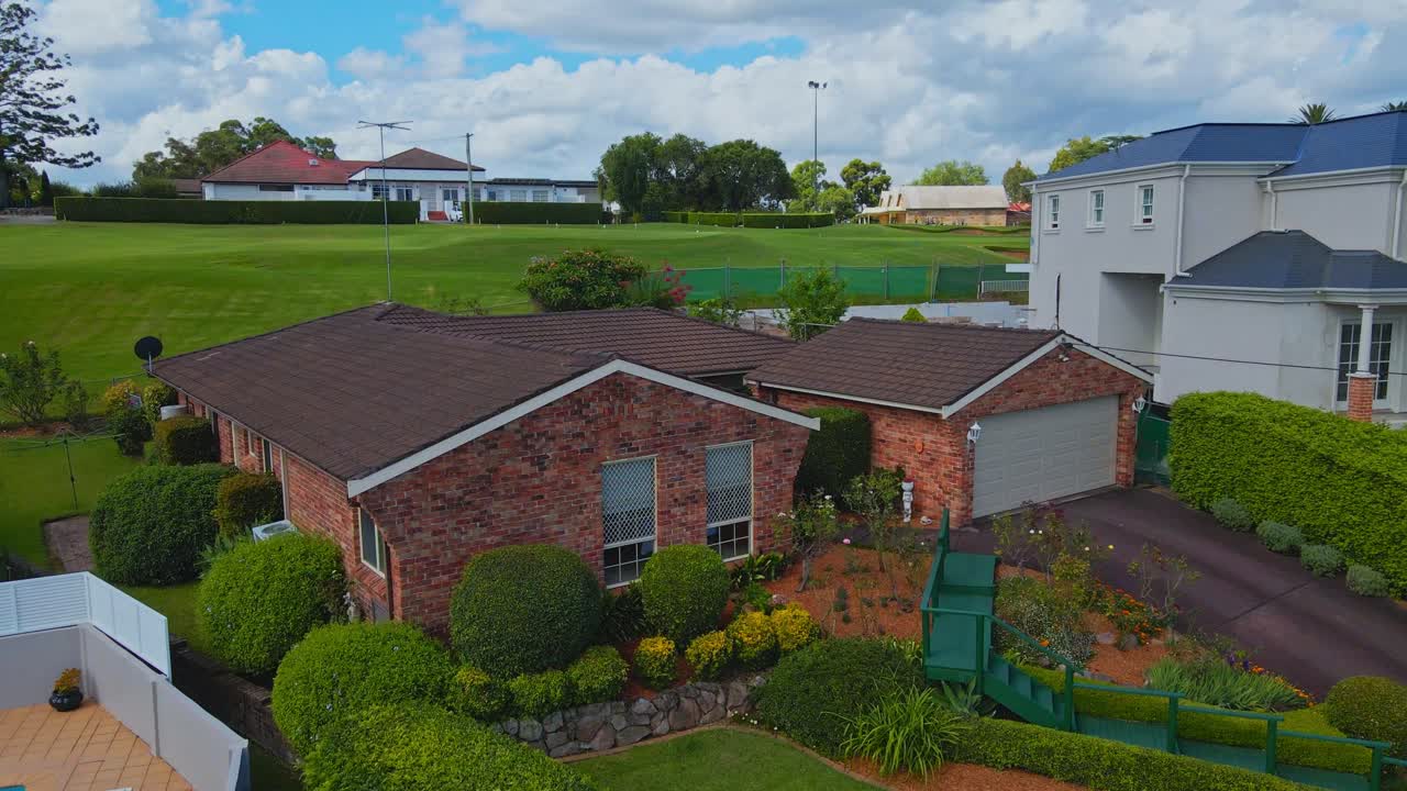 호주 시드니의 주택과 골프장의 드론 샷