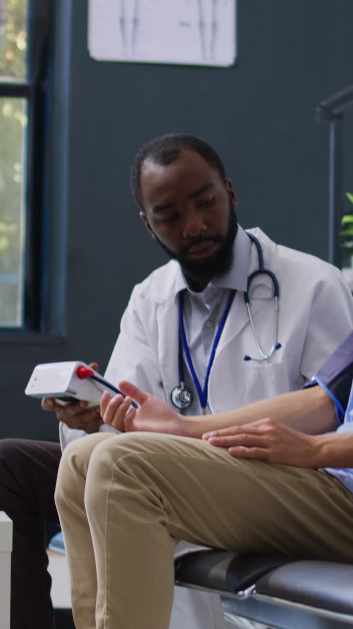 Vertical video: Traumatologist measuring hypertension