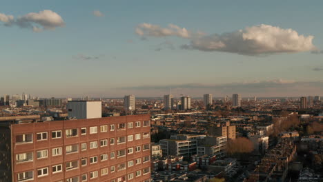 aufsteigende luftaufnahme von rathausblöcken in london