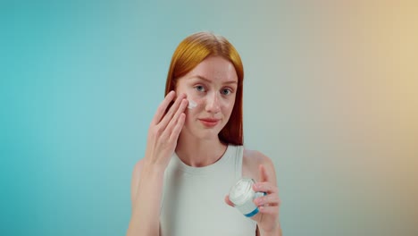 mujer aplicando crema facial
